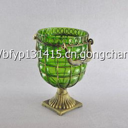 匠心獨運的鐵藝玻璃花瓶 融合實用美學與工藝精神的現(xiàn)代家居裝飾